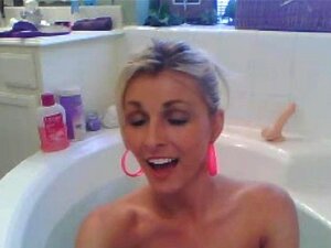Hübsches Teen Und Ihre Stiefmutter Haben In Der Badewanne Viel Spaß