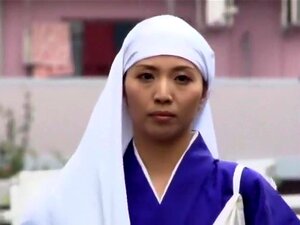 隠された体である世俗的な欲望が修道女の物語を疼き、