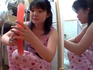 Asiatisches Teen Steckt Einen Dildo In Ihre Muschi Asiatisches Teen Steckt Einen Dildo In Ihre Muschi