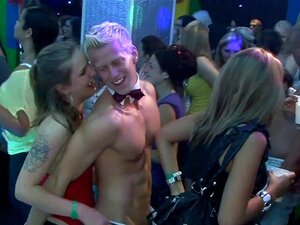 栄光のオルギーパーティー。魅力的な女の子たちが欲望に満ちた男たちと乱交を楽しむ