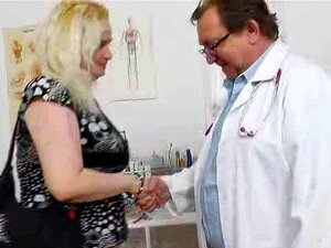 Arzt behandelt seine Patientin mit dem Schwanz