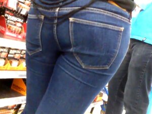 Ein geil geformter Milf Arsch in Jeans Ein geil geformter Milf Arsch in Jeans