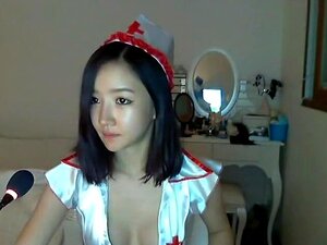 カメラの前で魅了する韓国美女のアマチュアストリップショーを見て、あなたの思考回路が狂わされる！あなたはウェブカメラでできる彼女の動きを信じられないでしょう。ストレートでセクシー、彼女はもっと欲しがらせるでしょう。