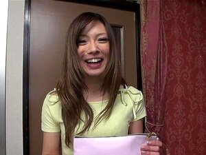 超かわいい日本の女の子が精液を飲み込む。