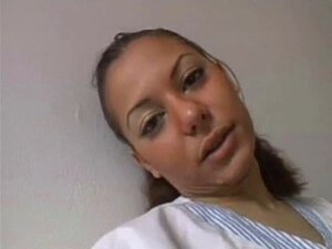 Il fait ce qu'il veut de sa femme de menage. Il fait ce qu'il veut de sa femme de menage