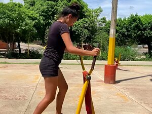 LE SOY INFIEL A MI ESPOSA CON MI VECINA SEXI DESPUES DE ENCONTRARLA HACIENDO DEPORTE.