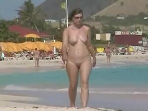 Jutjub gole pizde na plaži javno sa golim kurcima